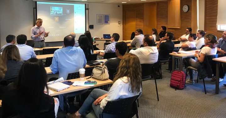 Clase en aula del Programa de Negociación